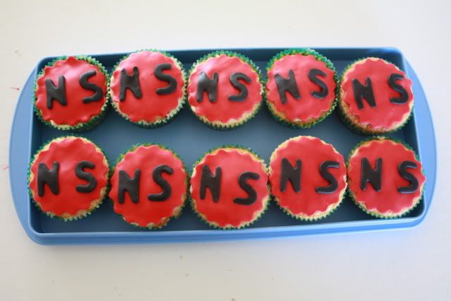 http://i665.photobucket.com/albums/vv11/ladyfrog78/cupcakesNickSimon15-10-2011001.jpg