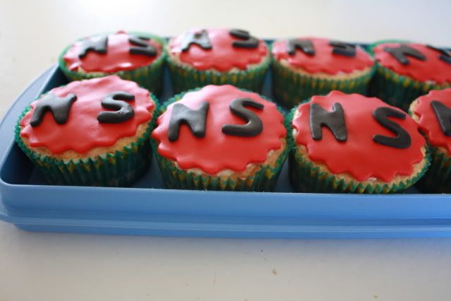http://i665.photobucket.com/albums/vv11/ladyfrog78/cupcakesNickSimon15-10-2011002.jpg